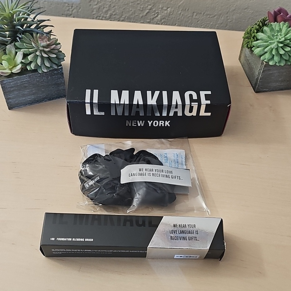 NEW IL MAKIAGE Foundation Blending Brush (#10)